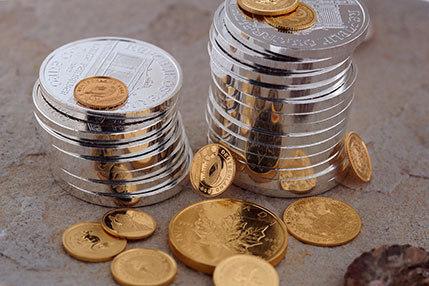 Ein Stapel von großen und kleinen Münzen