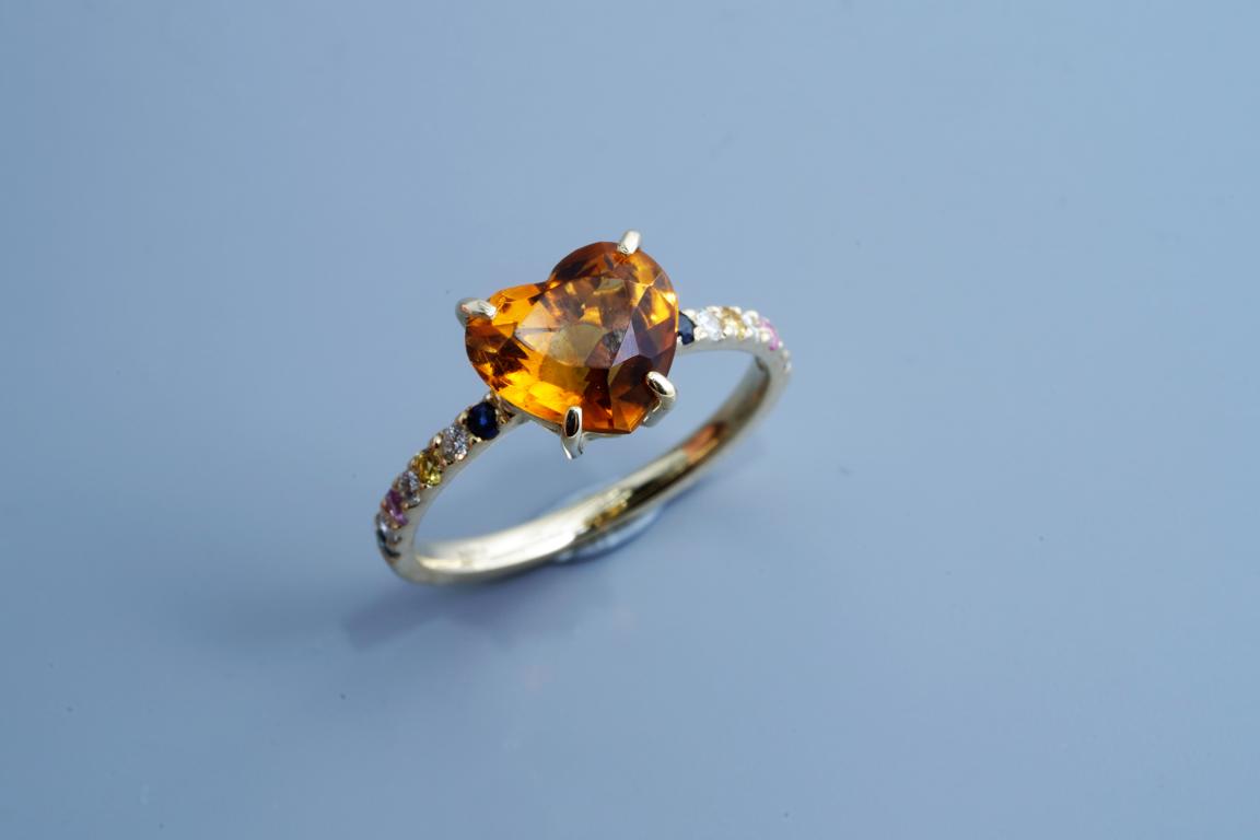 Ein Ring mit einem orangen Stein in Herzform